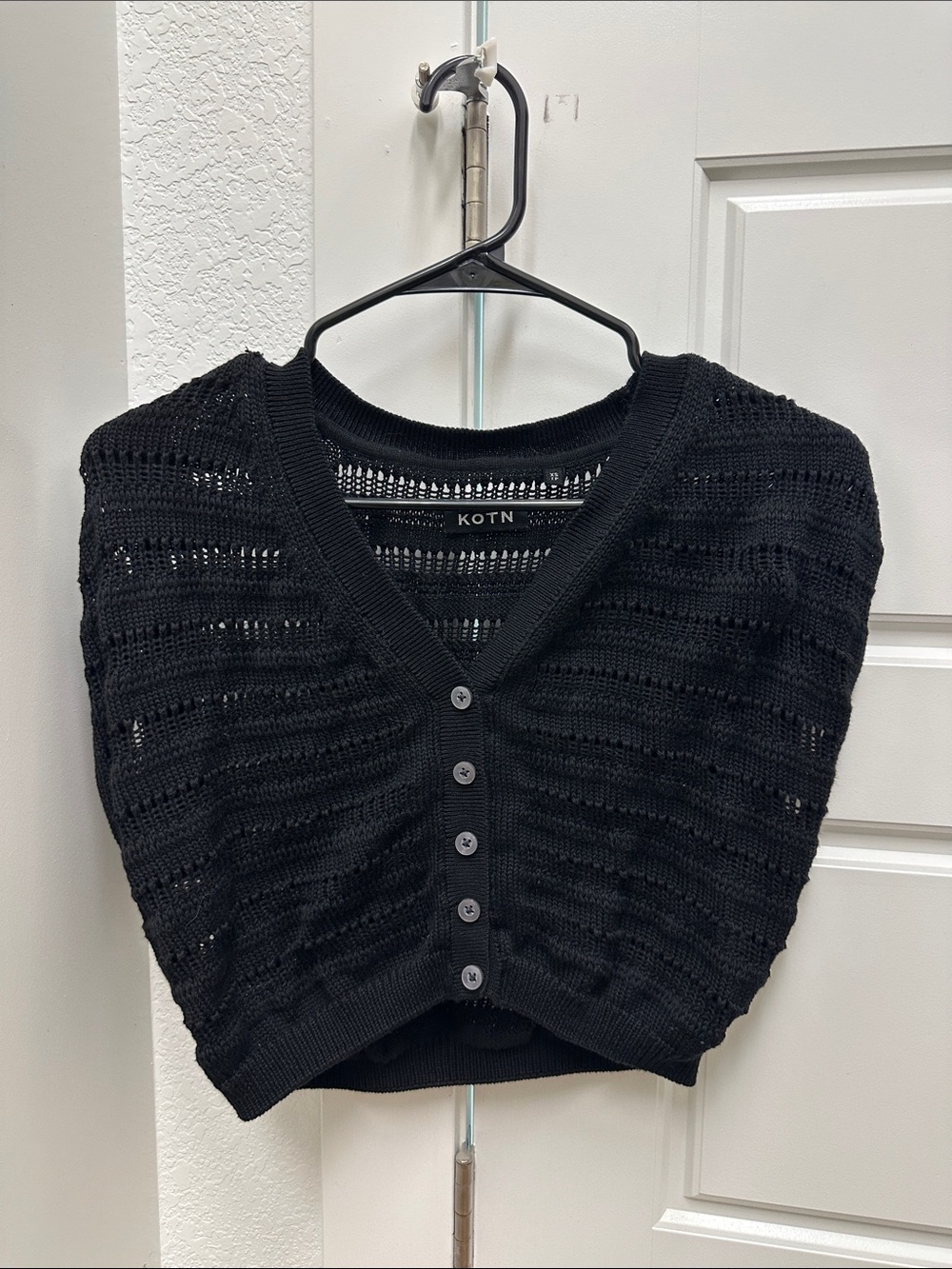 KOTN Black Open-Knit V-Neck Buttoned Cropped Cardigan